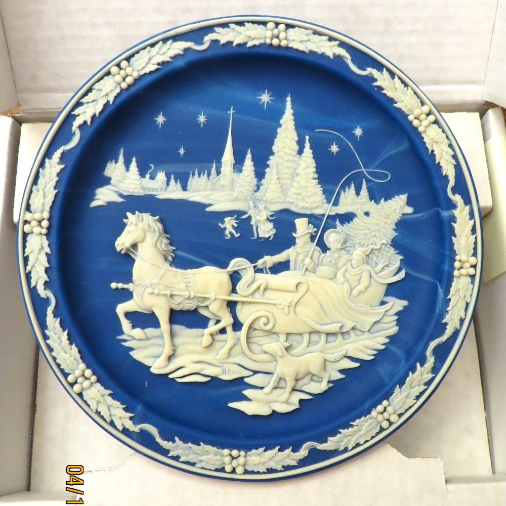 NEW!  BEAUTIFUL Cameo Collectible Plate "Home with the Tree" -R Akers